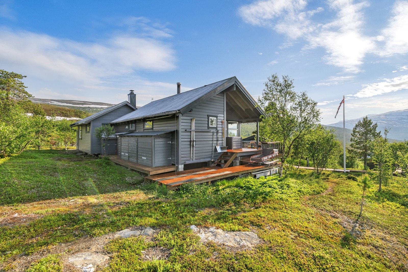 Hytten ligger i naturskjønne omgivelser hvor det er gode solforhold. Galleribilde