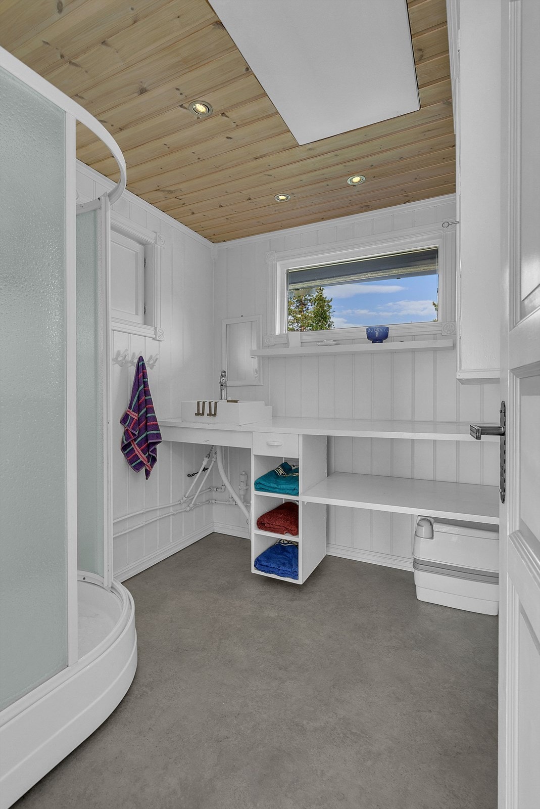 Badet har plassbygd benk med skuff, hylle og benkeplate. Galleribilde