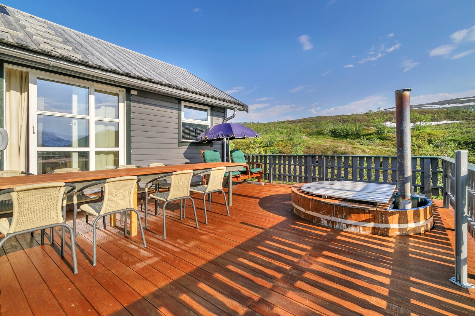 På veranda er det en nedfelt badestamp, trenger dog litt renovering. Galleribilde