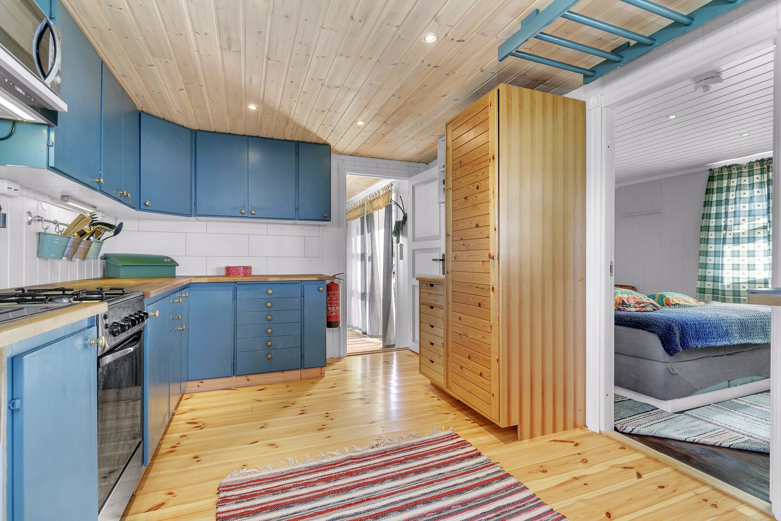 Det er gass kjøleskap og gass komfyr med 4 bluss, samt microbølgeovn for 220volt Galleribilde