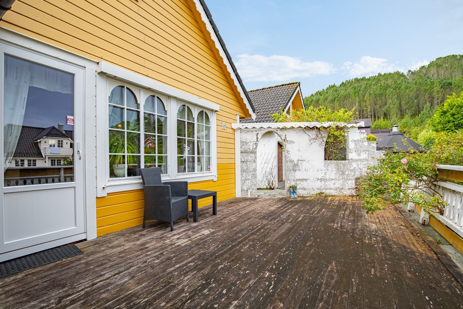 Fra stue er det tilkomst til romslig terrasse som er vestvendt og gir gode solforhold Galleribilde