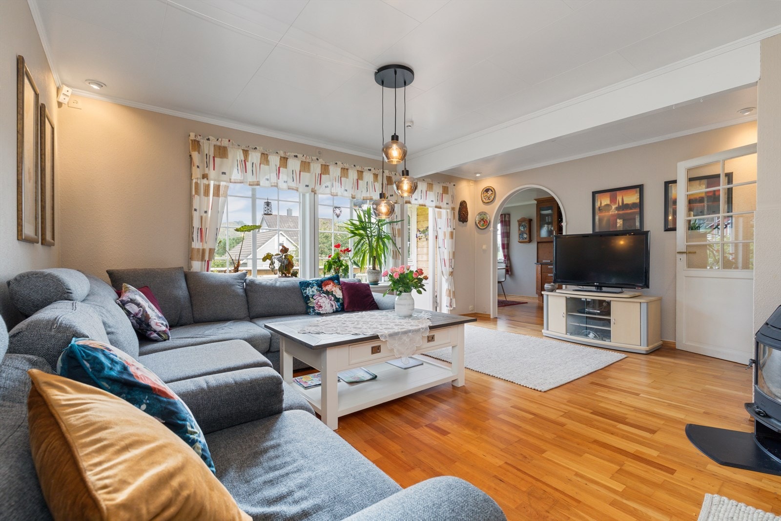 To delt stue med plass for to sittegrupper Galleribilde