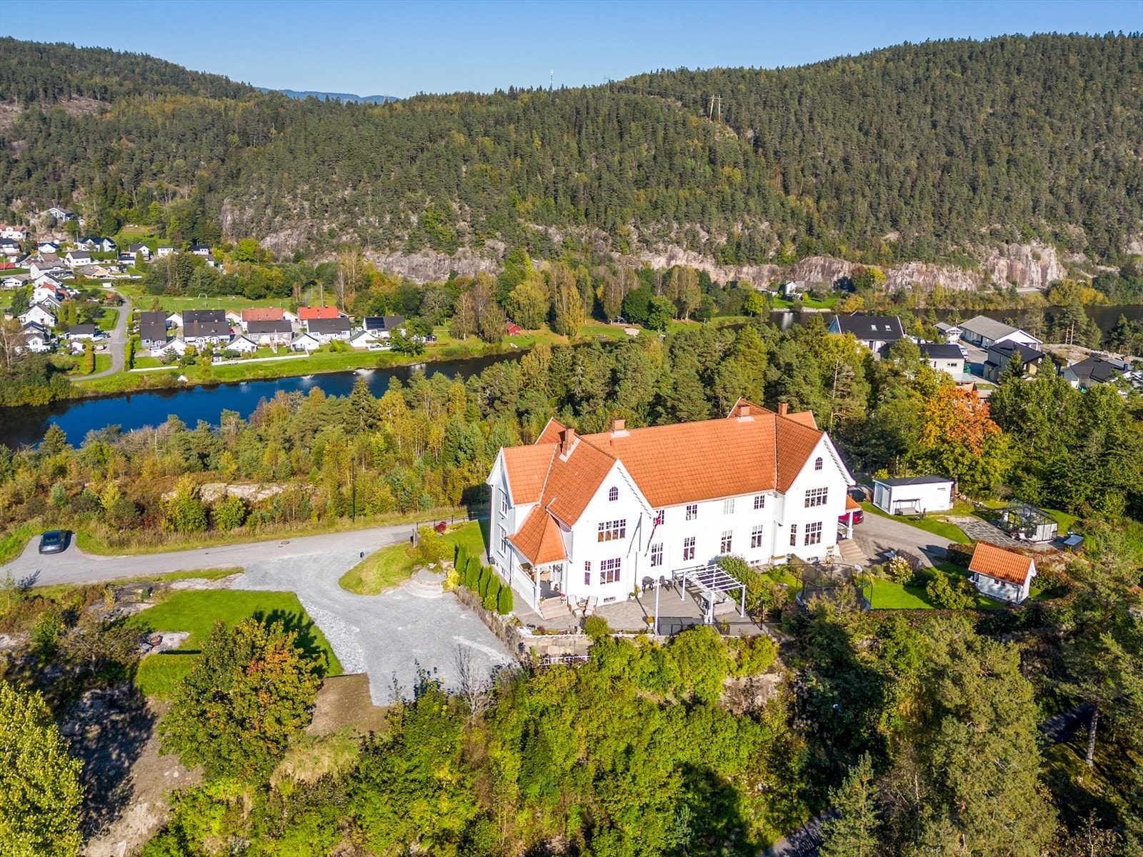 På toppen av Røråsen ved Telemarkskanalen ligger denne perlen. Galleribilde