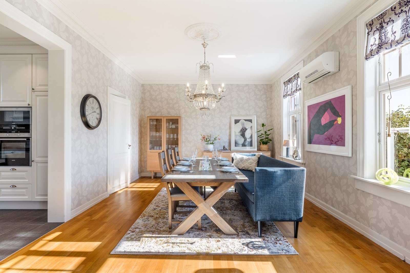 Spisestuen er stor og har delvis åpen løsning til kjøkken. Galleribilde