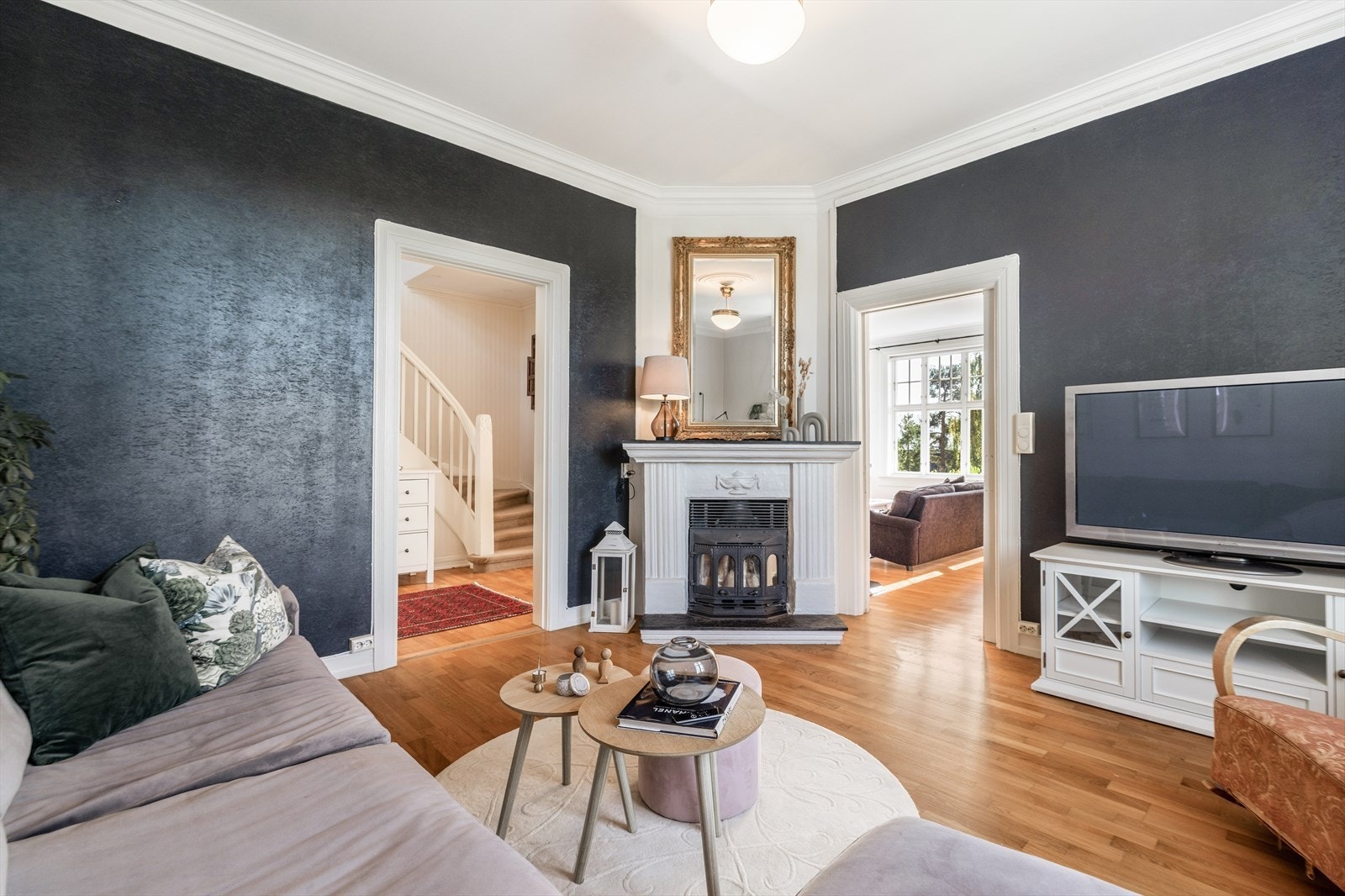 I denne stuen som ligger på høyre side for hallen så er det peis med innsats. Galleribilde