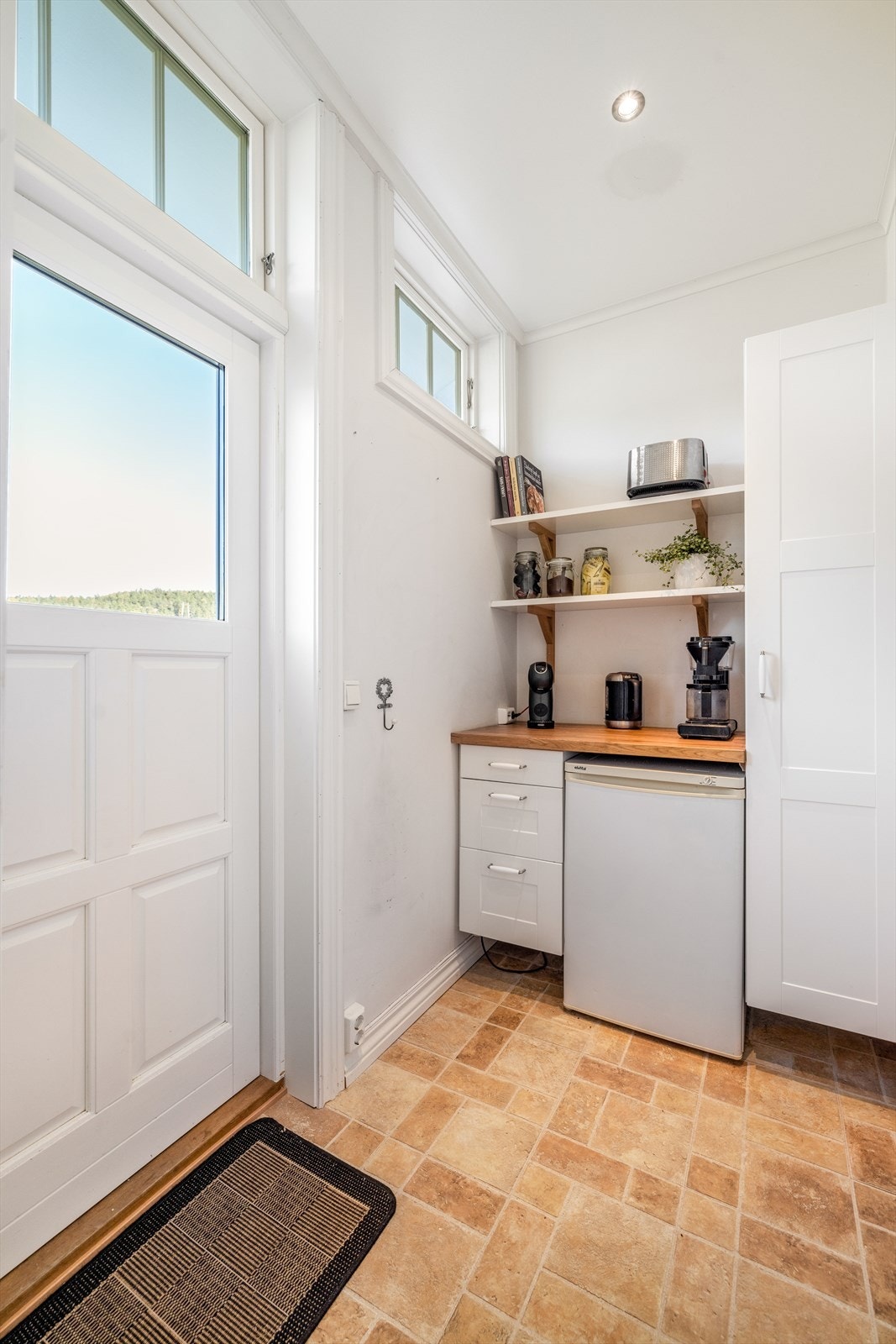 Grovkjøkken/spisskammer med egen inngang. Galleribilde