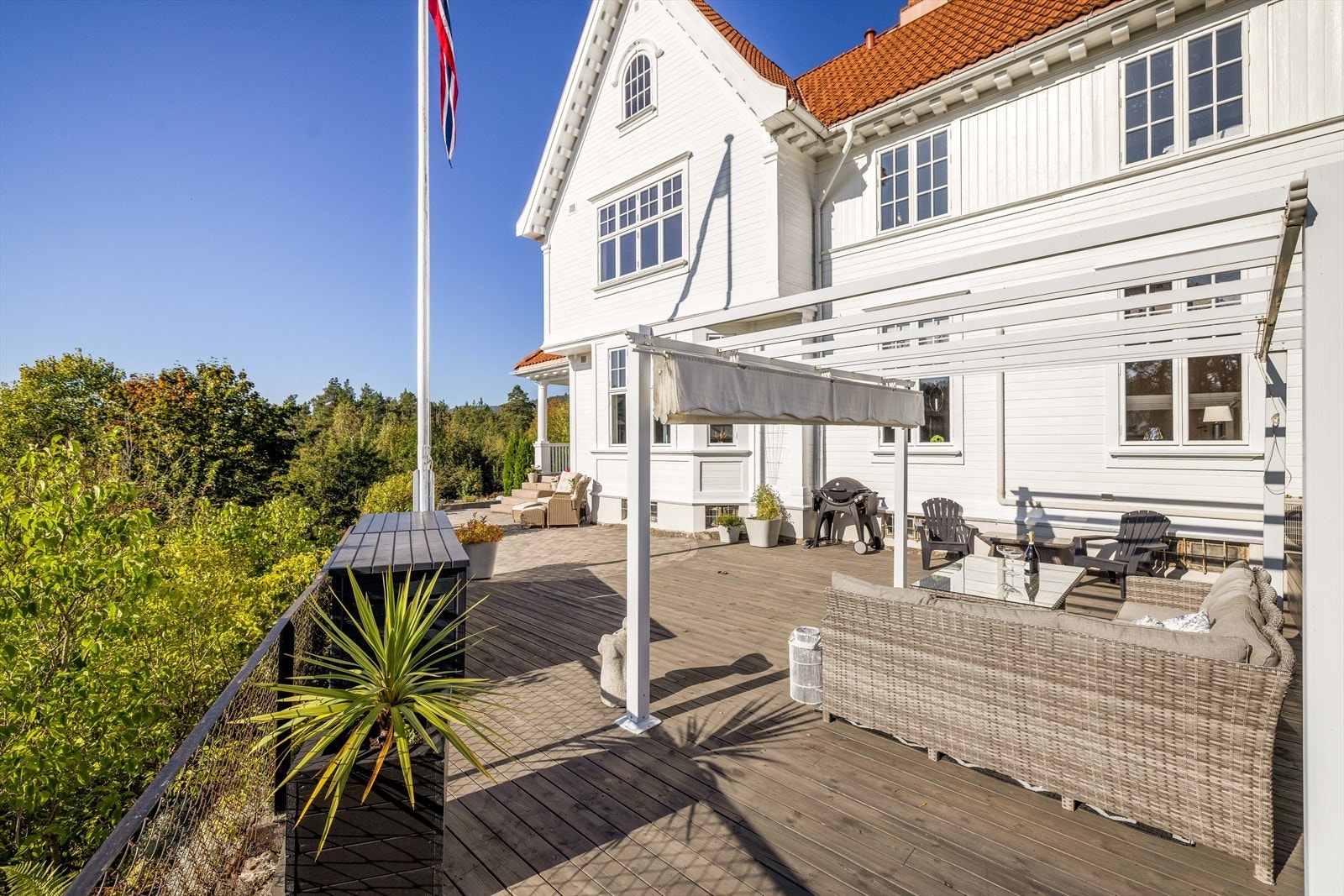 Usjenert, solrik og stor terrasse. Fin pergolaløsning. Galleribilde