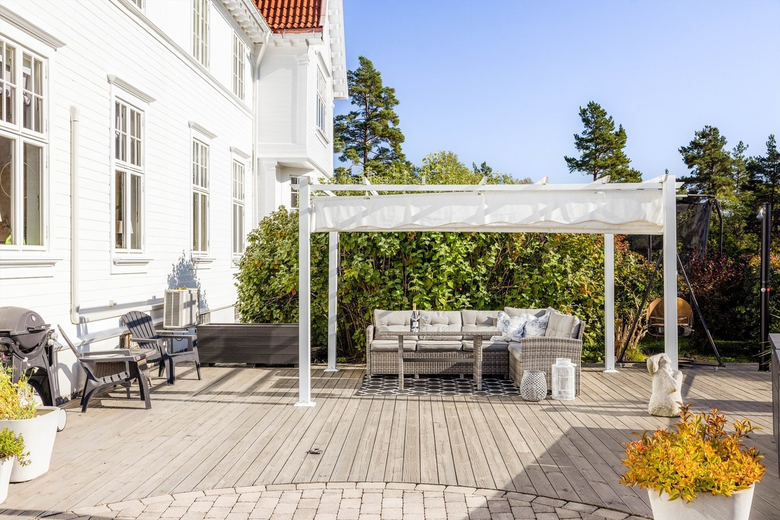 Terrasse med treplatting og belegningsstein. Galleribilde