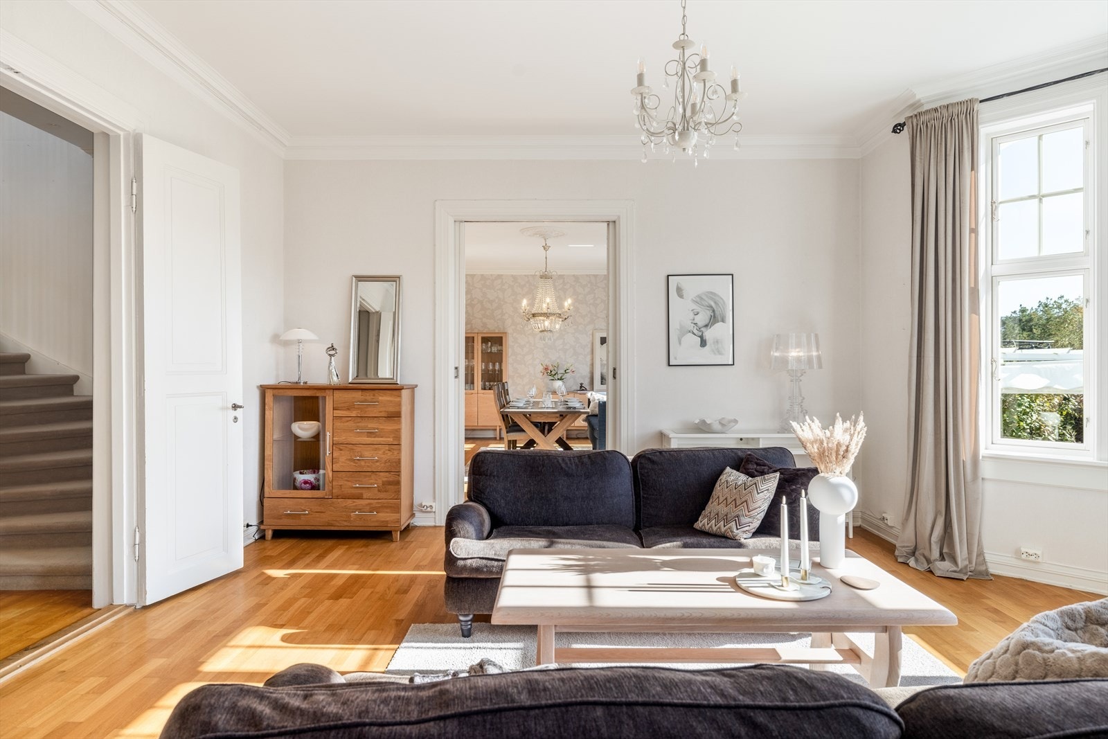 Hovedstuen ligger mellom spisestuen og hall med tv-stue vegg i vegg. Galleribilde
