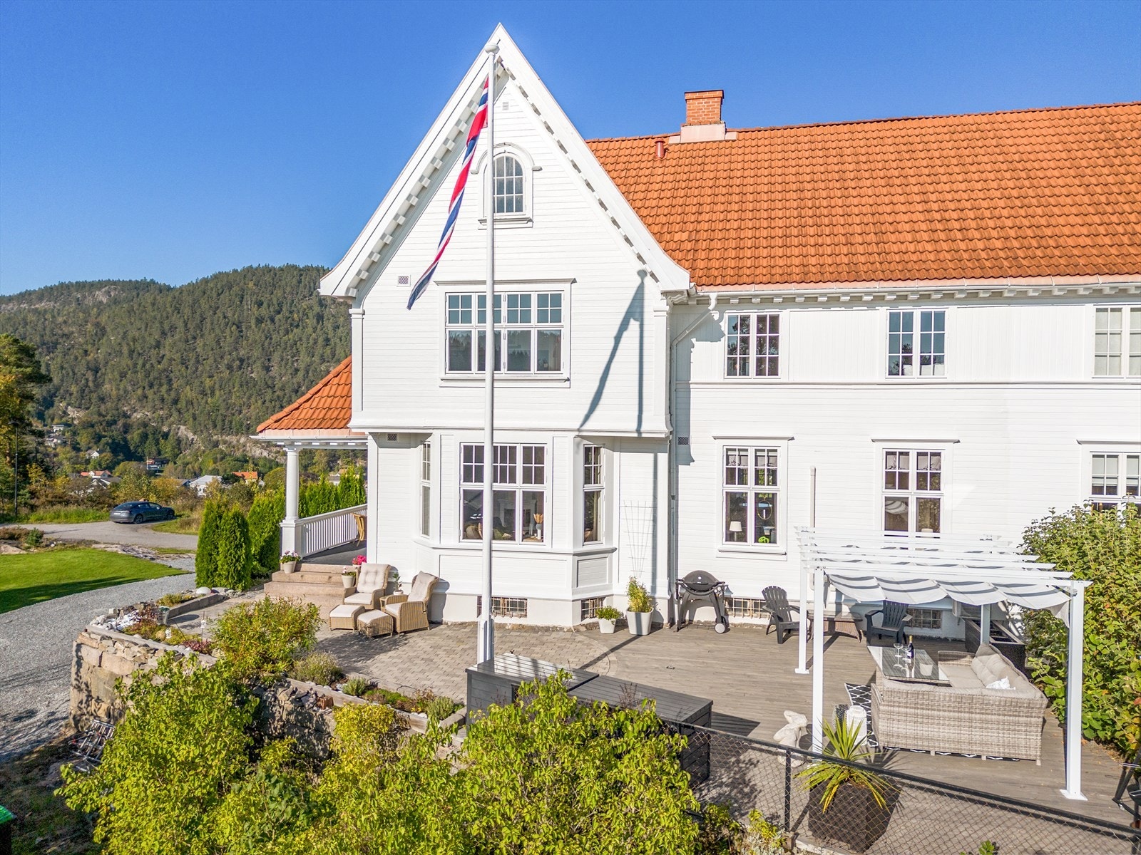 Tegnet av arkitekt Heinrich Carsten i 1909. Renovert/vedlikeholdt av familien Hall i 2 generasjoner. Galleribilde