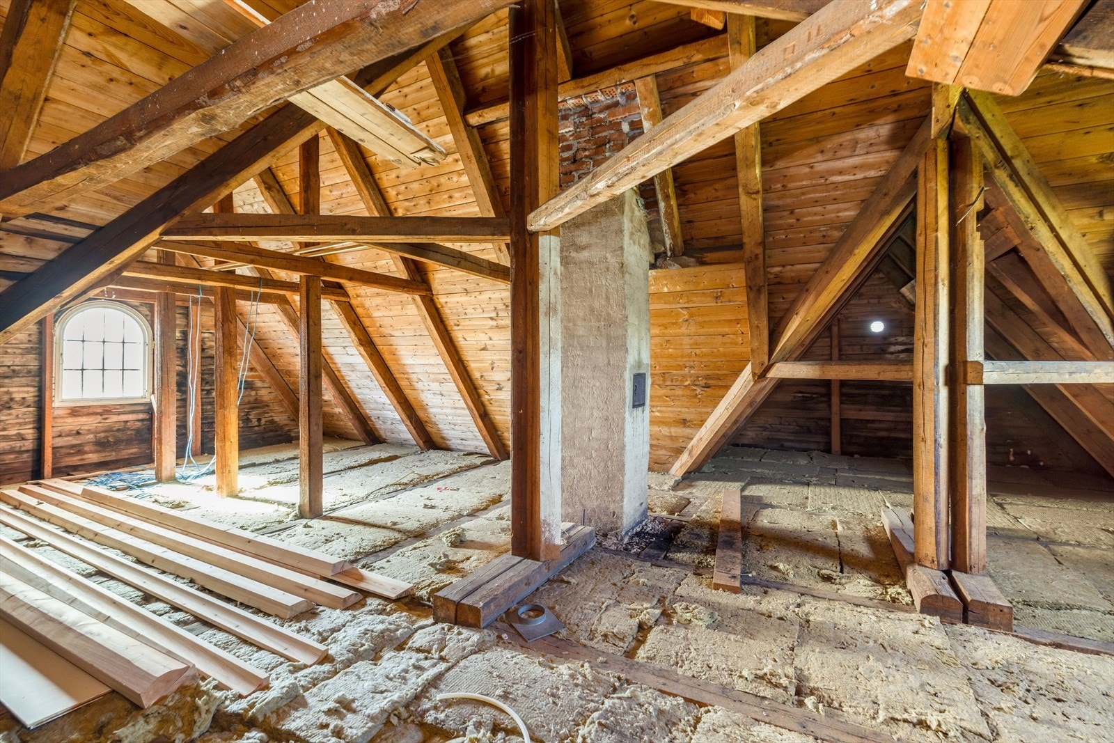 Boligen har et stort uinnredet loft med mange muligheter. Galleribilde
