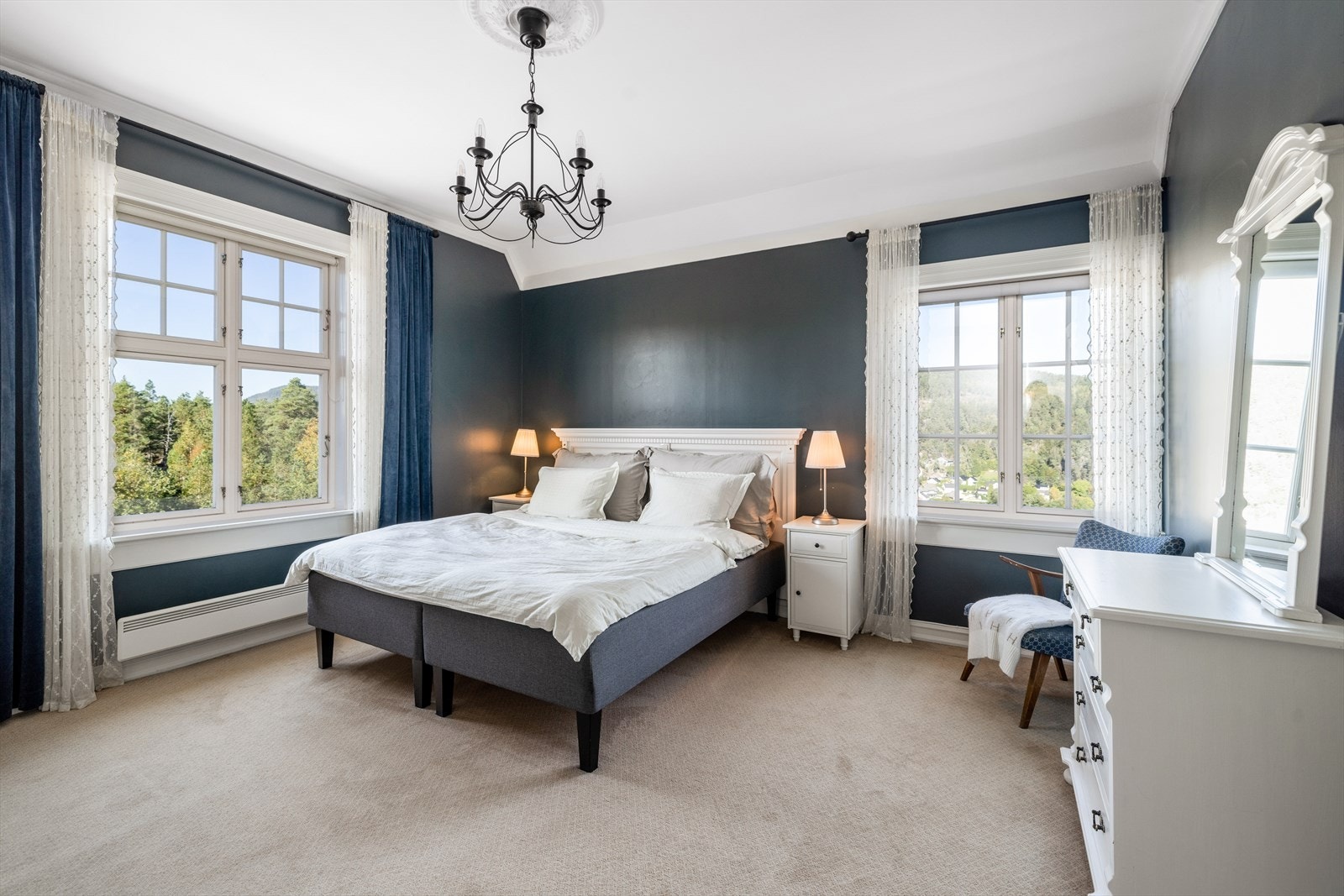 Master bedroom, deilig med teppe på gulv. Galleribilde
