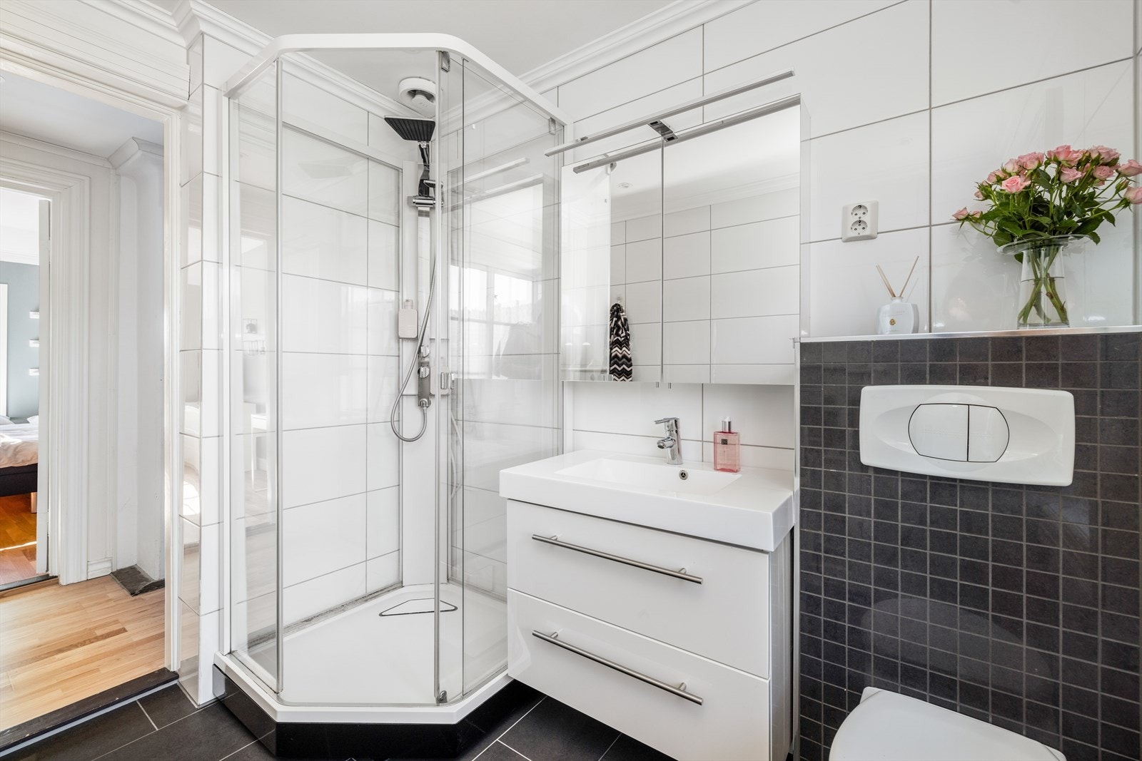 Bad 2. etasje med Porsgrund Showrama kabinett, servant og wc. Galleribilde