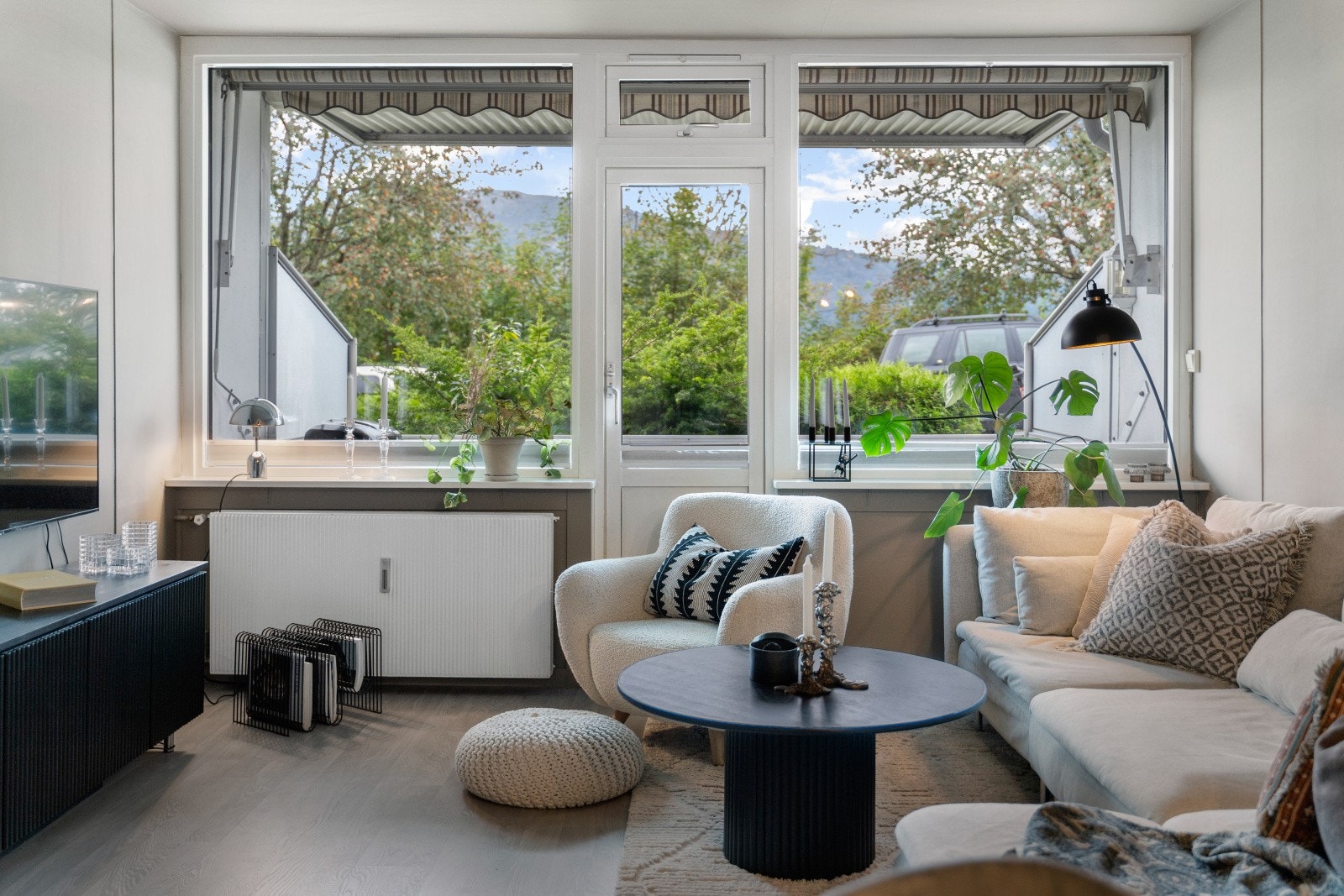 Store og deilige vinduer gir et fantastisk lysinnslipp og svært begrenset innsyn. Galleribilde