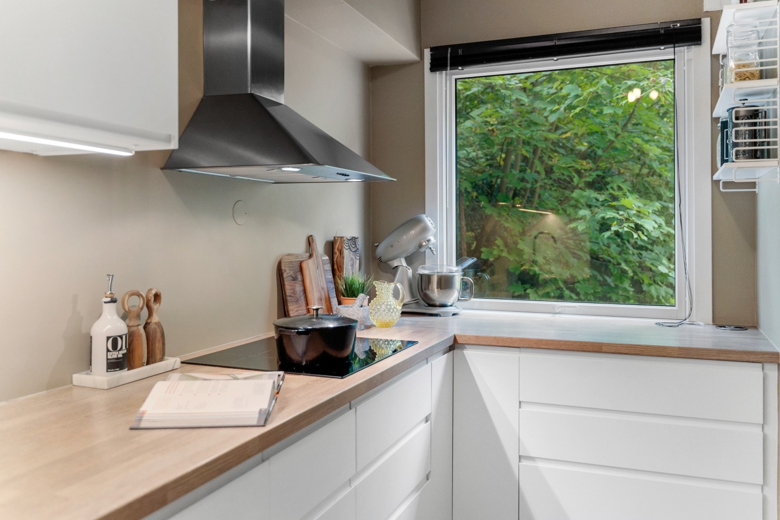 Integrerte hvitevarer medfølger; herunder platetopp med induksjon, stekeovn, kjøleskap med frysedel og oppvaskmaskin. Galleribilde