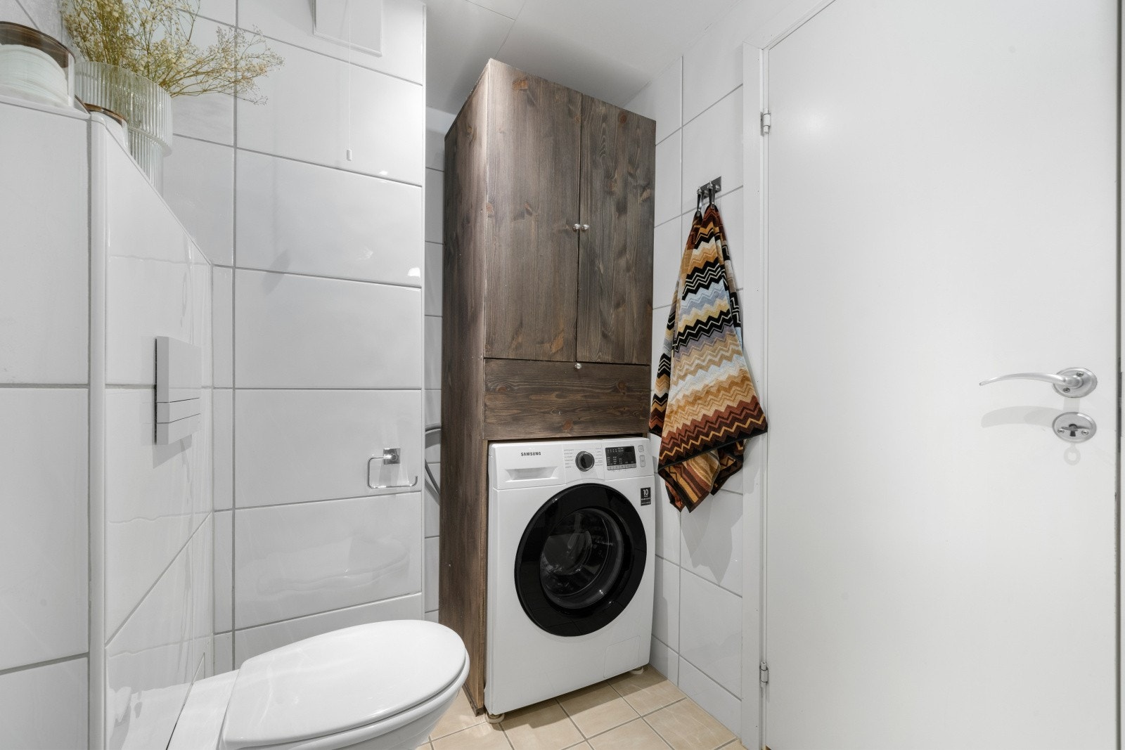 Opplegg for vaskemaskin og termostatstyrte varmekabler i gulv. Galleribilde