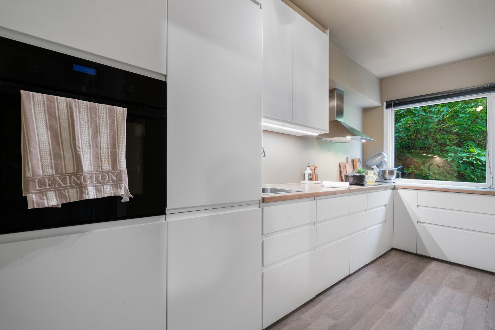 Kjøkkenet har godt med skap- og benkeplass, noe som gjør kjøkkenopplevelsen til en drøm. Galleribilde