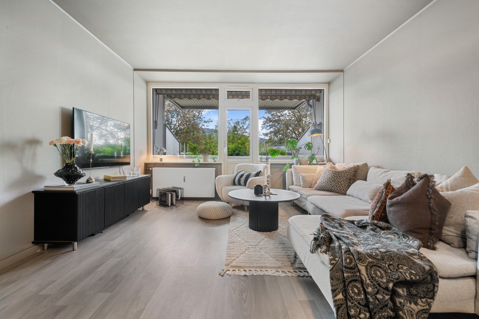 En romslig og svært trivelig leilighet med praktisk og smart utnyttelse, kombinert med oppgradert standard, to soverom, privat altan og mulighet for biloppstillingsplass. Galleribilde