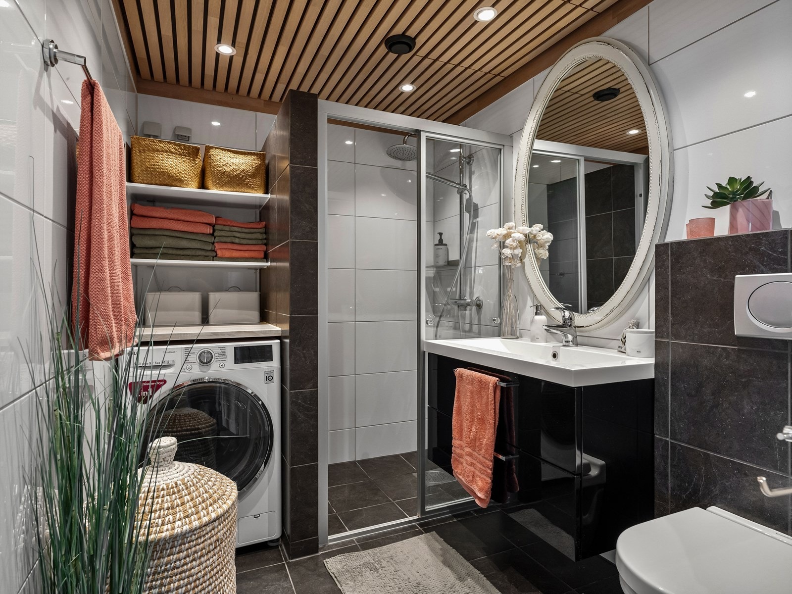 Badet er helfliset med stilren innredning og eikespiler i tak Galleribilde