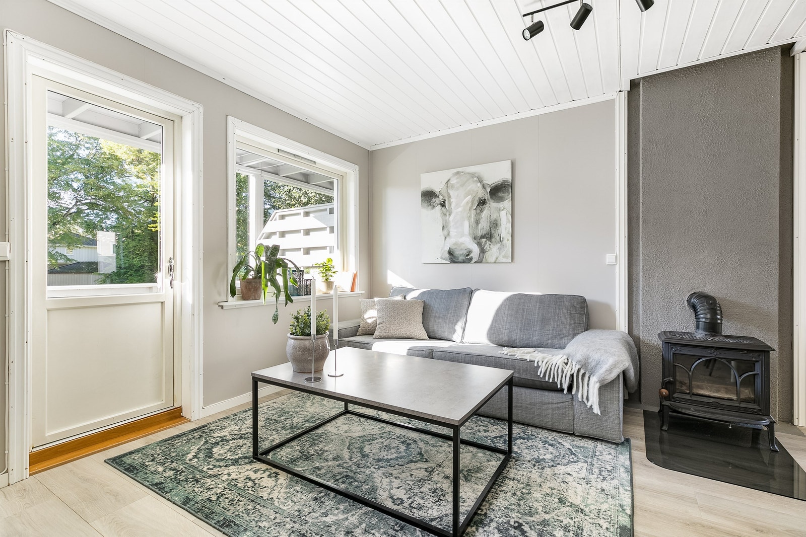Stuens ildsted kan gi varme til hele leiligheten, som for øvrig varmes opp med hjelp av elektrisitet. Galleribilde