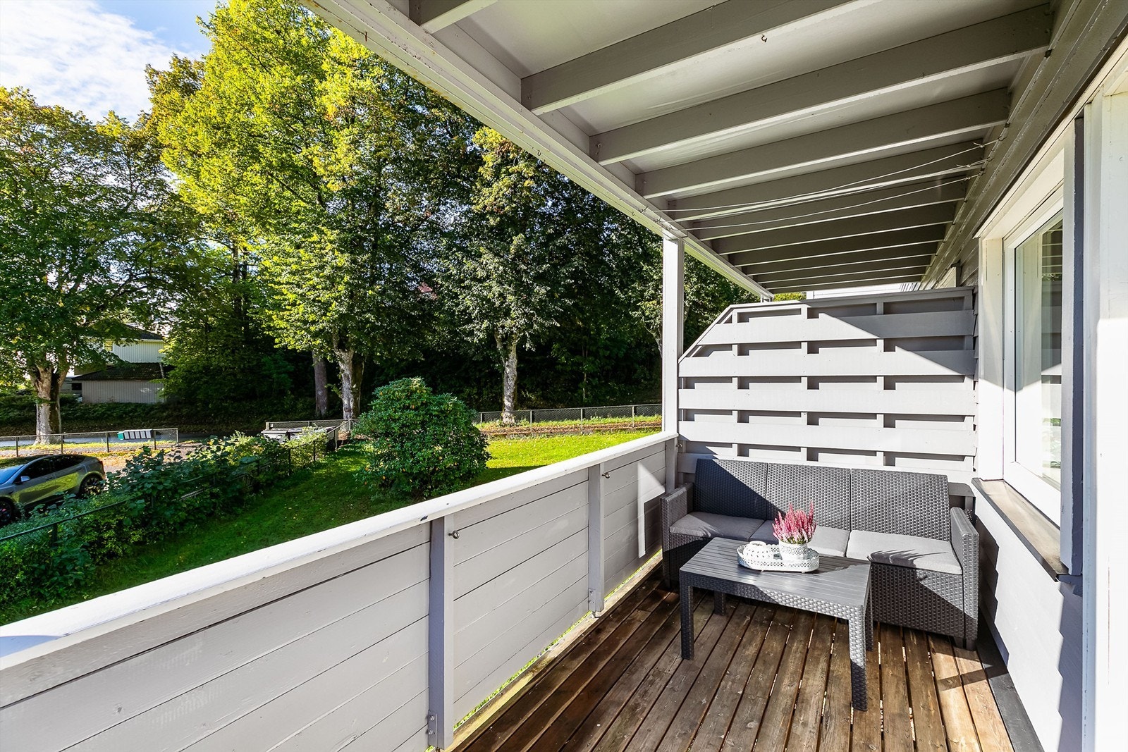 Sommerstid er verandaen eksponert for solens gang store deler av dagen. Plater hindrer drypp ved nedbør. Galleribilde