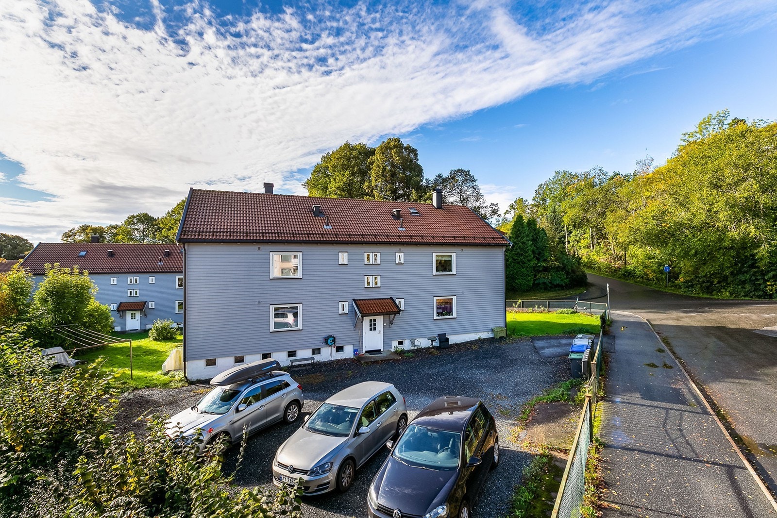 For beboerne er det biloppstillingsmulighet på felles parkeringsplass, rett utenfor hovedinngangen. Galleribilde