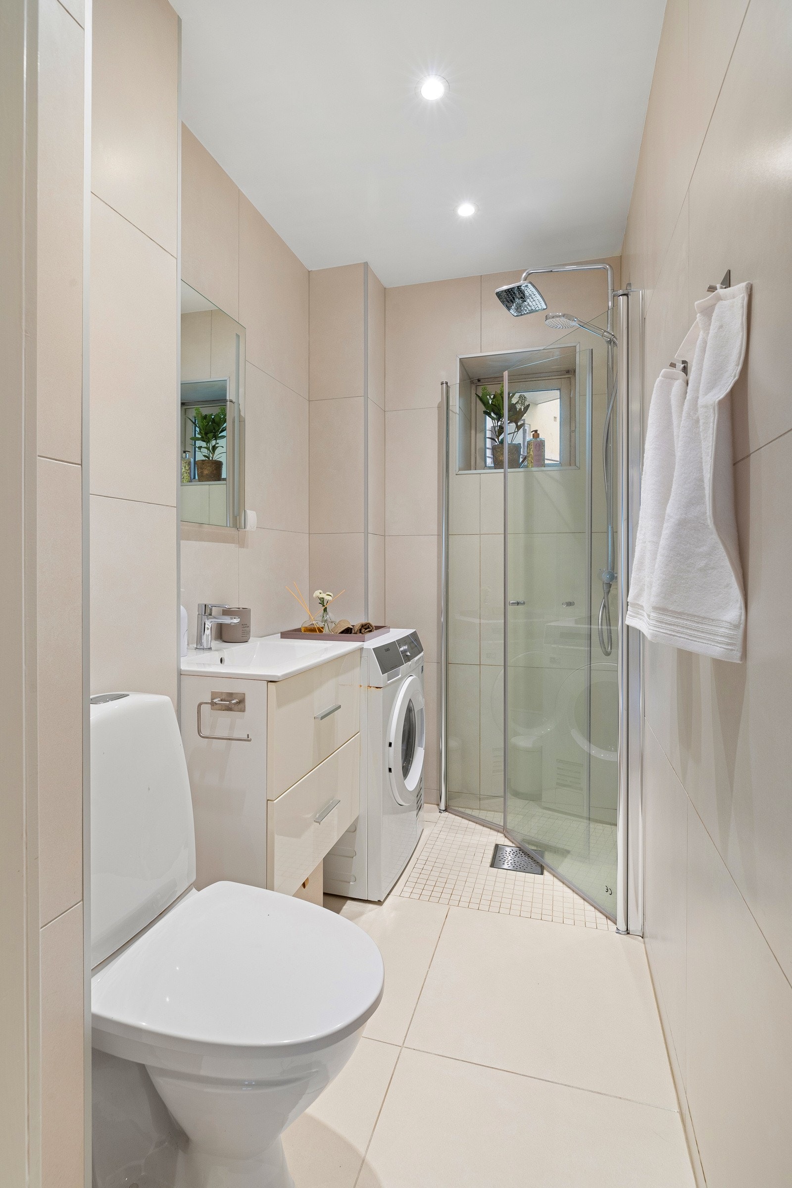 Badet er fra 2018, delikat og smart innredet. Innerst i rommet er det en dusjnisje med innfellbare glassdører, regnfallsdusj, hånddusj og mosaikkfliser Galleribilde