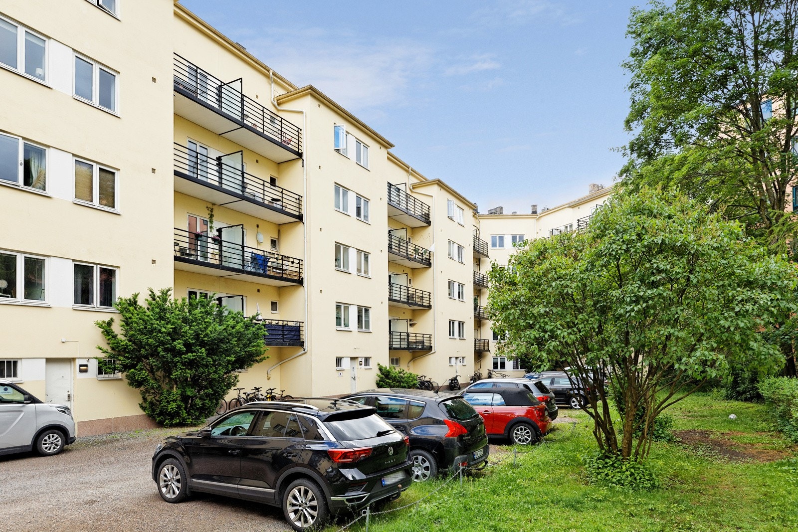 Det er 18 parkeringsplasser i bakgården til leie i sameiet, som tildeles etter venteliste Galleribilde