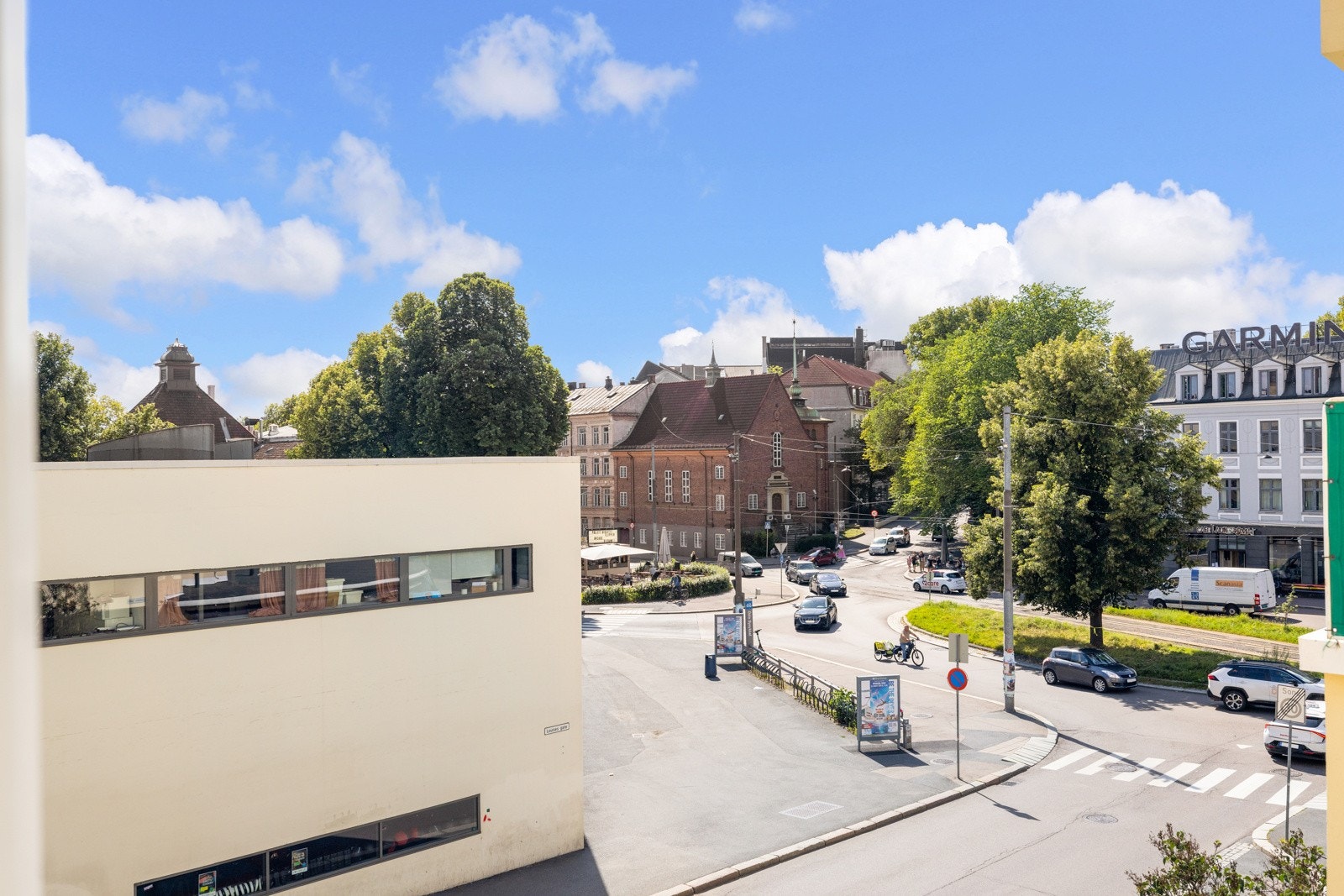 Fra sofaen kan du også sitte å se utover på trærne, himmelen og bygningstakene - en sjeldenhet i Oslo by Galleribilde