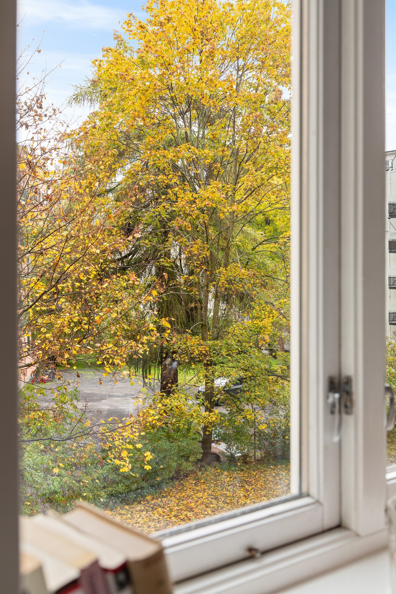 Utsyn mot bakgård fra soverom Galleribilde