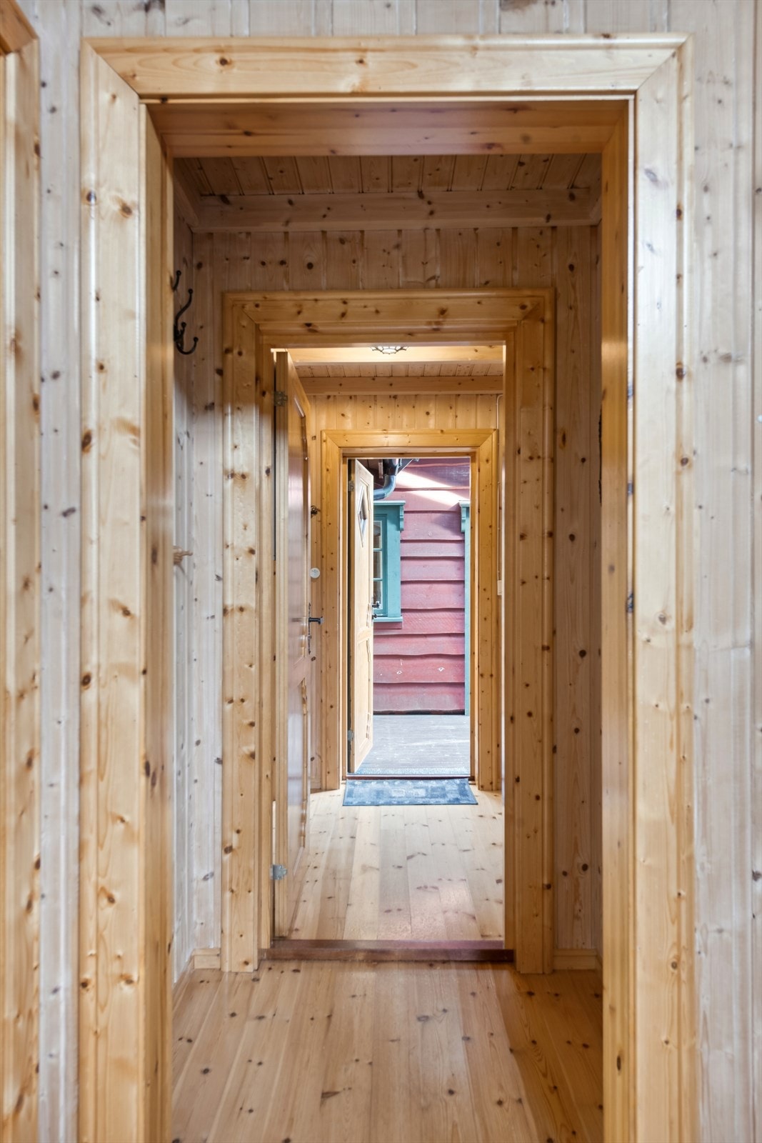 Entré og gang - Enkel adkomst ut til annekset Galleribilde