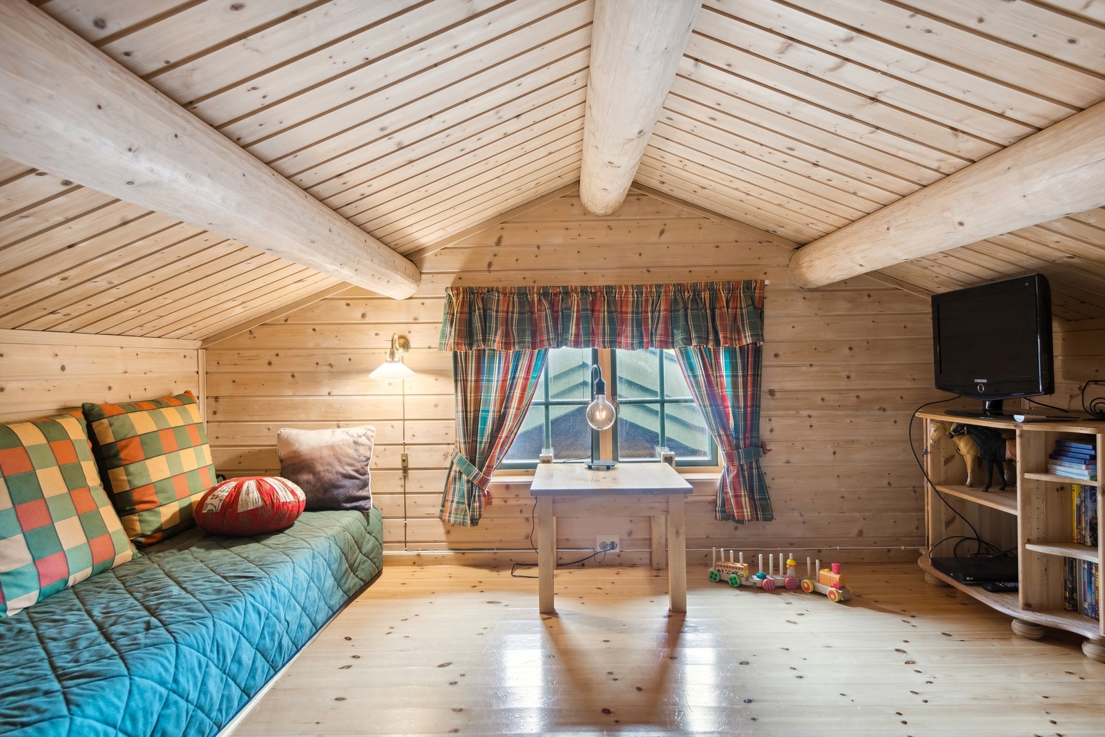 Hems med potensiale som et hyggelig oppholdsrom for TV, spill og aktiviteter - Lav takhøyde gjør at rommet ikke er målbart - Uten godkjent rømningsvei Galleribilde