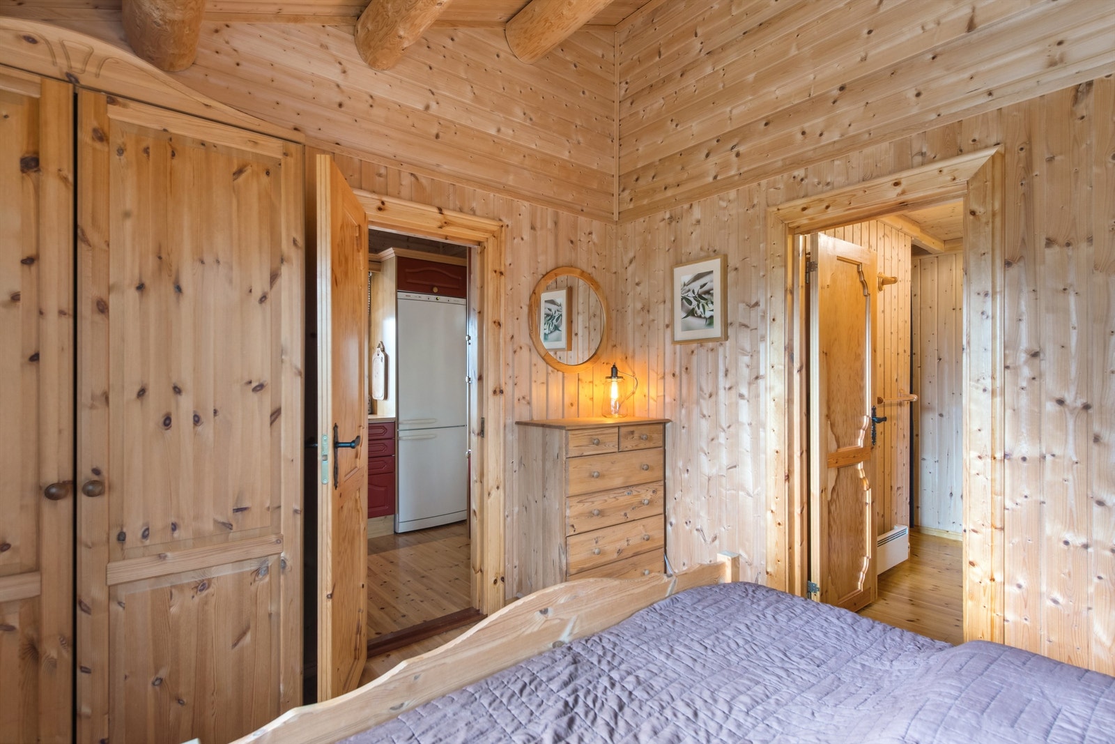 Både garderobeskap og kommode for oppbevaring Galleribilde