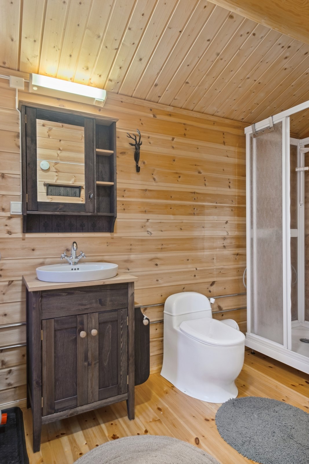 Anneks - Bad er ikke utført som et våtrom - Toalett med tett kasse med bark, tømmes som en utedo Galleribilde