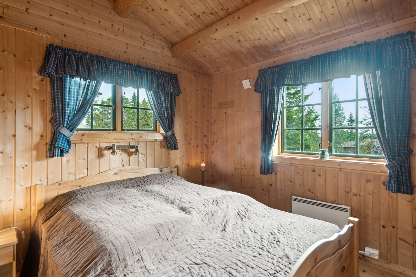 Begge soverommene har samme naturlige uttrykk og gode takhøyde Galleribilde