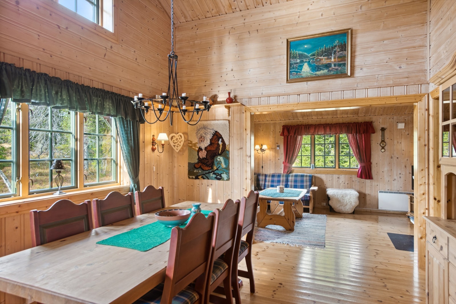 Dels åpen løsning mellom spisestue og stue gjør hytta godt egnet for sosiale dager Galleribilde