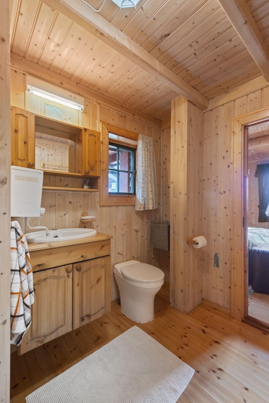 Hygienerom utstyrt med en liten vannbeholder med kran - 5-kammers snurredass - Gråvann føres til terreng - Det er ikke utslippstillatelse Galleribilde