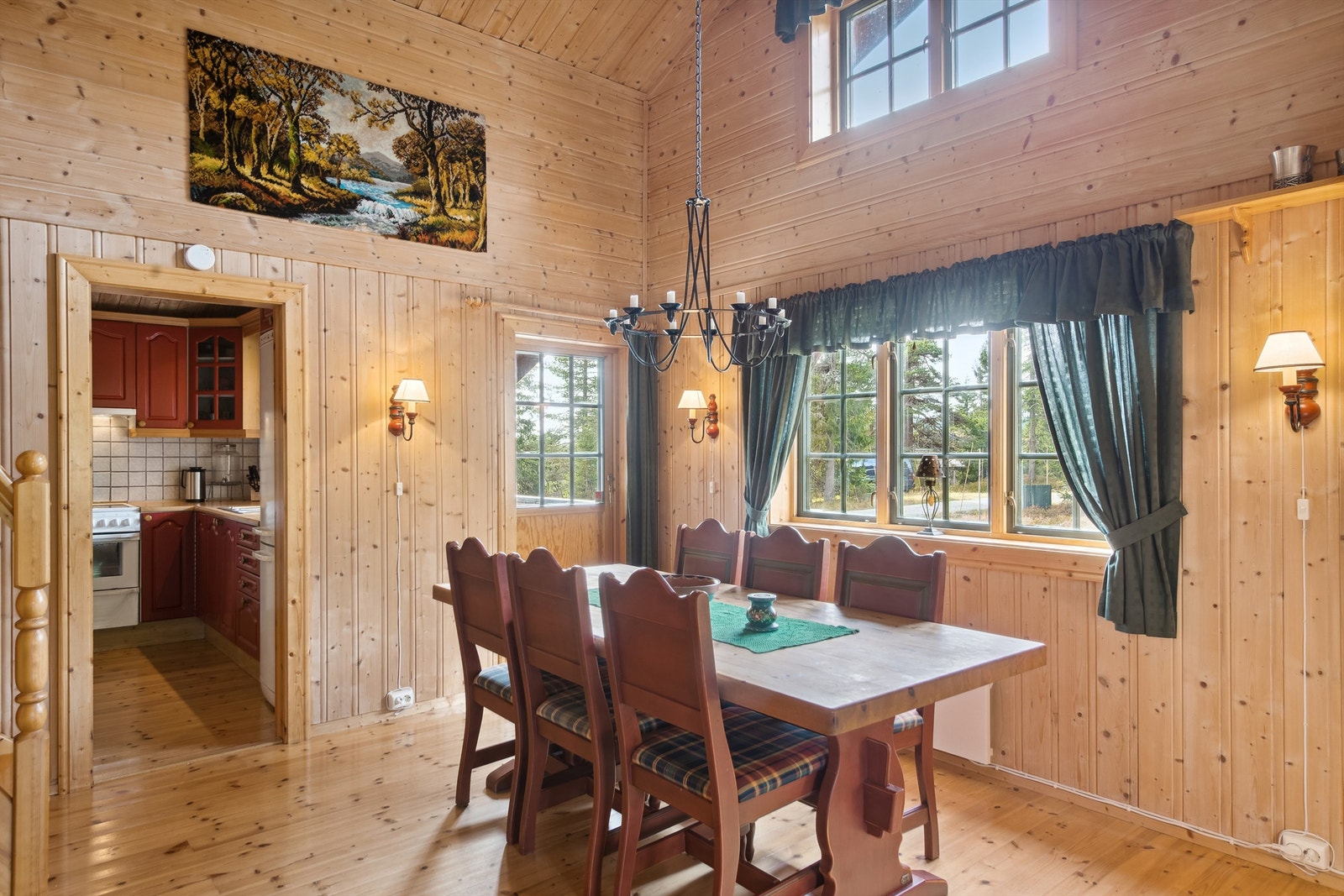 Lett og luftig atmosfære med tradisjonelle overflater - En hyllest til naturen med sine umalte vegger og tak Galleribilde