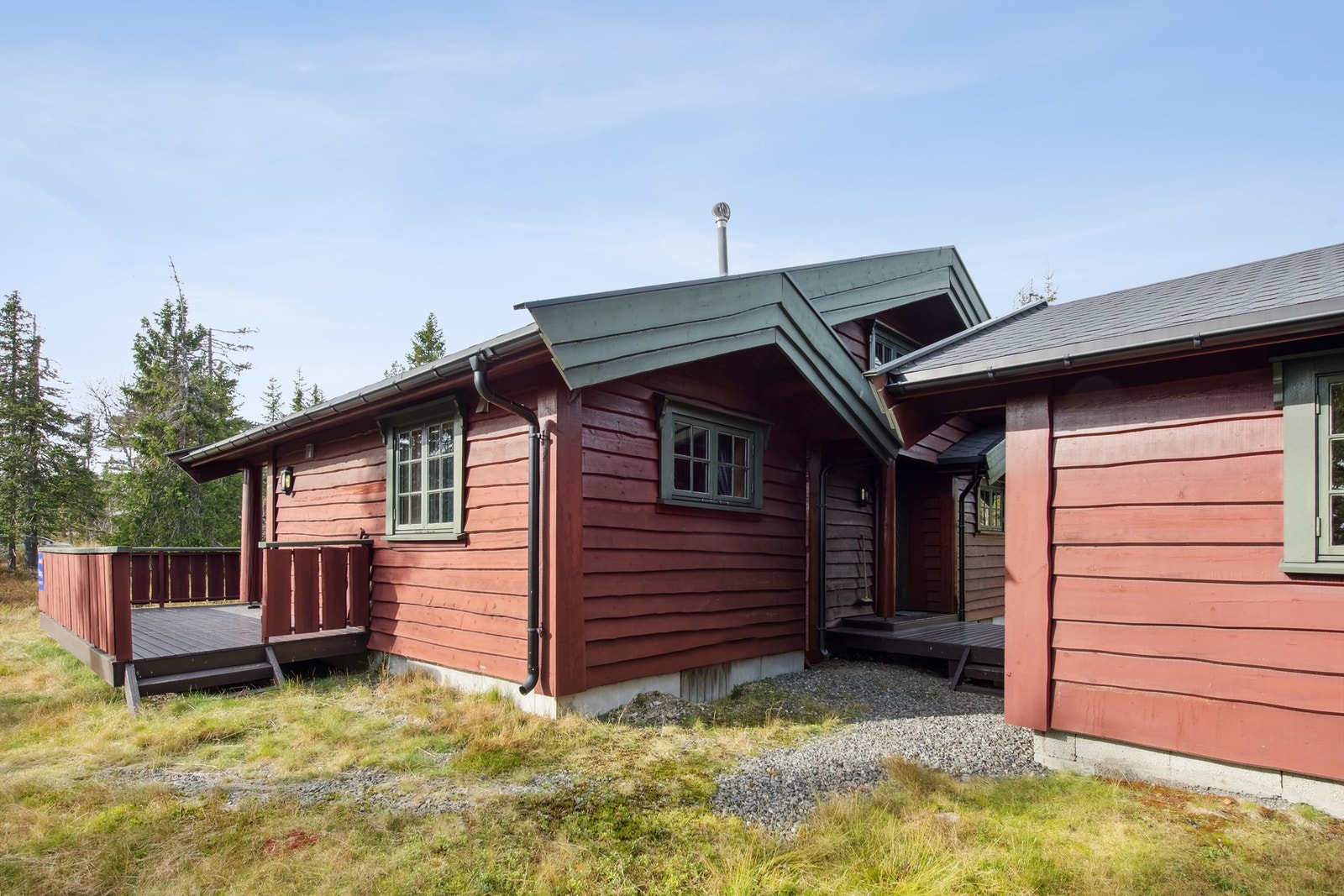 Terrassen er orientert mot sør, og har adkomst fra spisestue og terreng Galleribilde