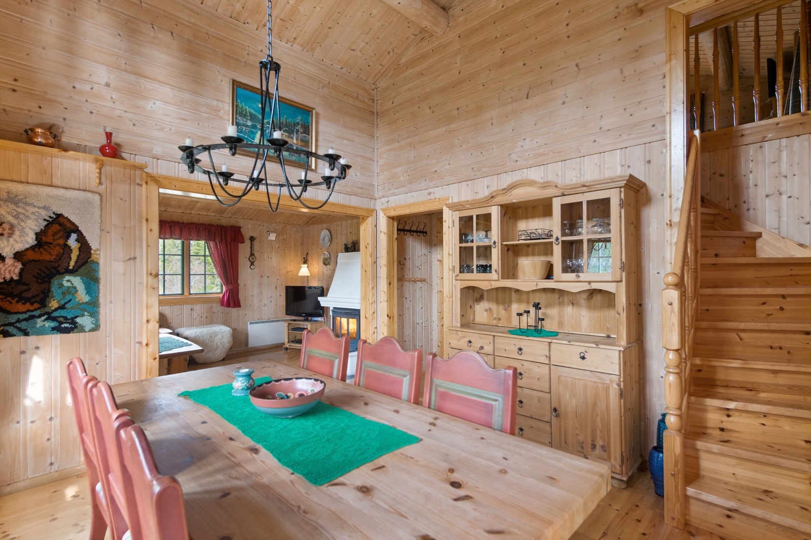 Spisestua har plass for mange rundt matbordet Galleribilde