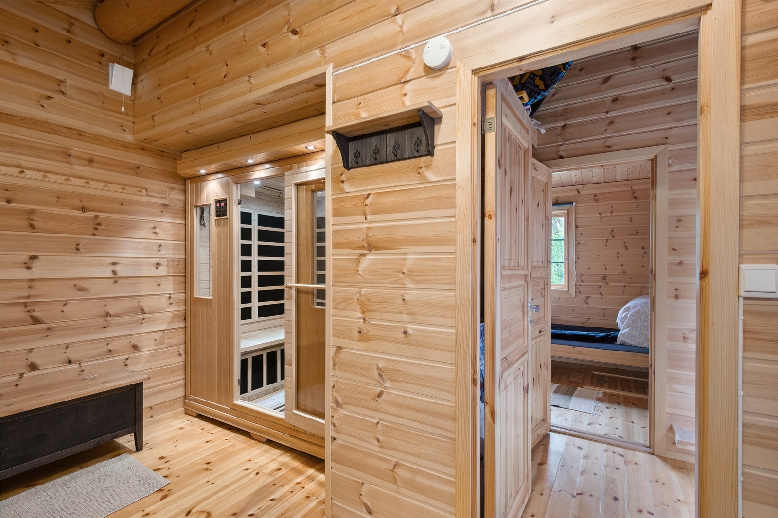 Annekset inneholder: bad med badstue, soverom, gang og lagringshems Galleribilde