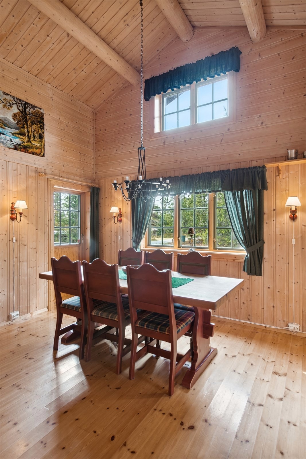 Velkommen inn i ei sjarmerende hytte med meget god takhøyde! Galleribilde