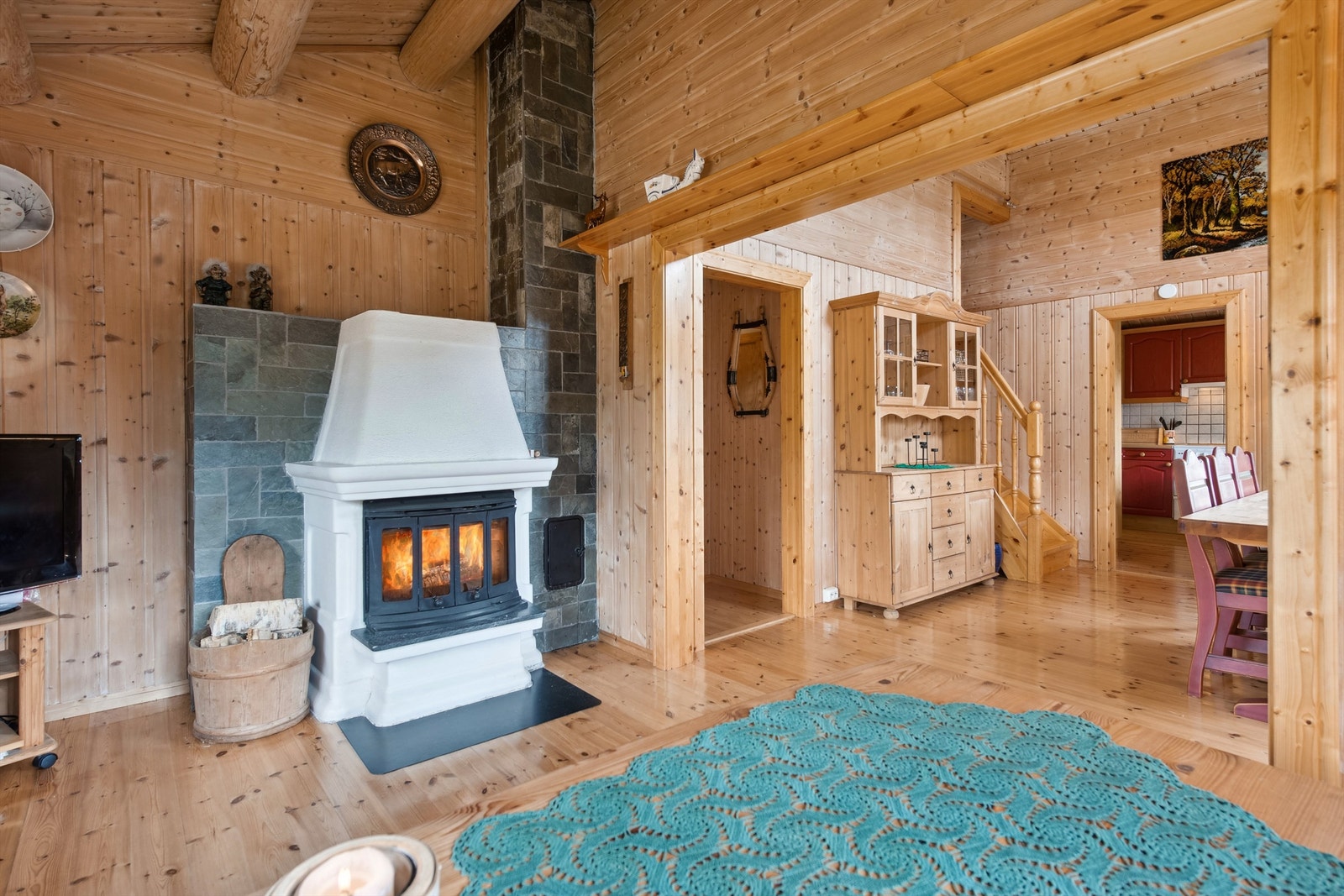 Oppvarming med elektriske panelovner, tilknyttet "Ring-hytta-varm" - Vedfyring i peisen Galleribilde