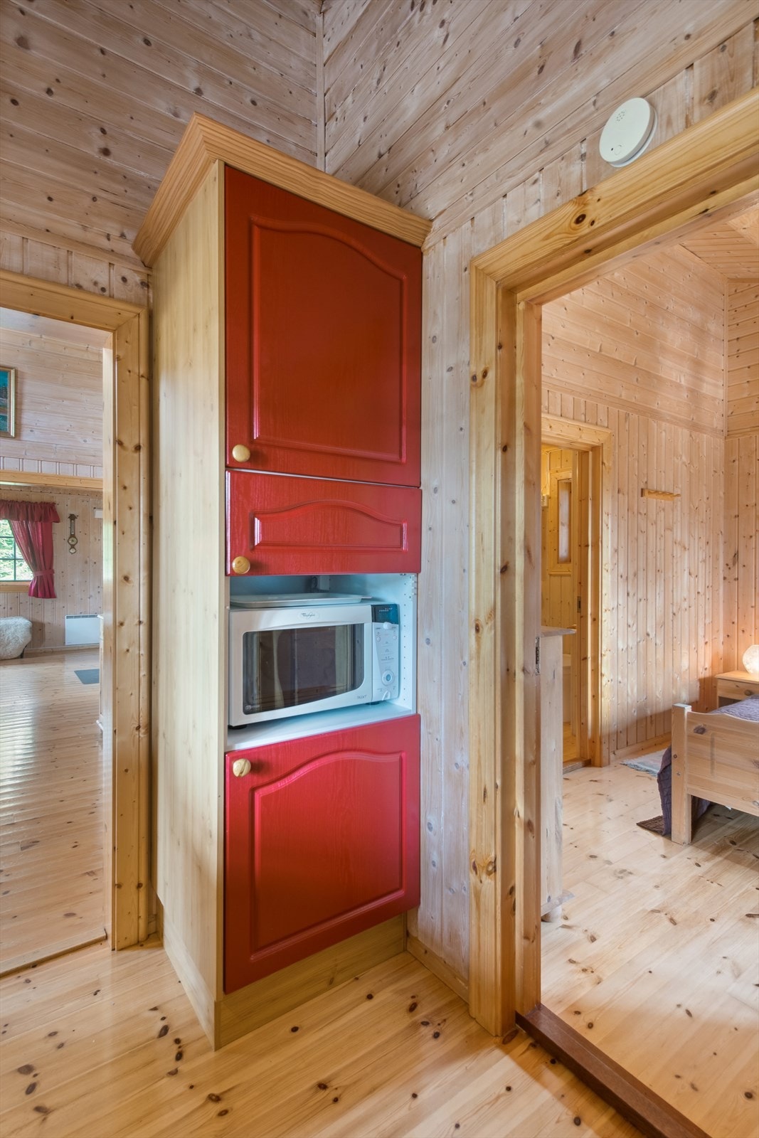 Raust med skapplass - Innenfor kjøkkenet finner du hovedsoverommet Galleribilde