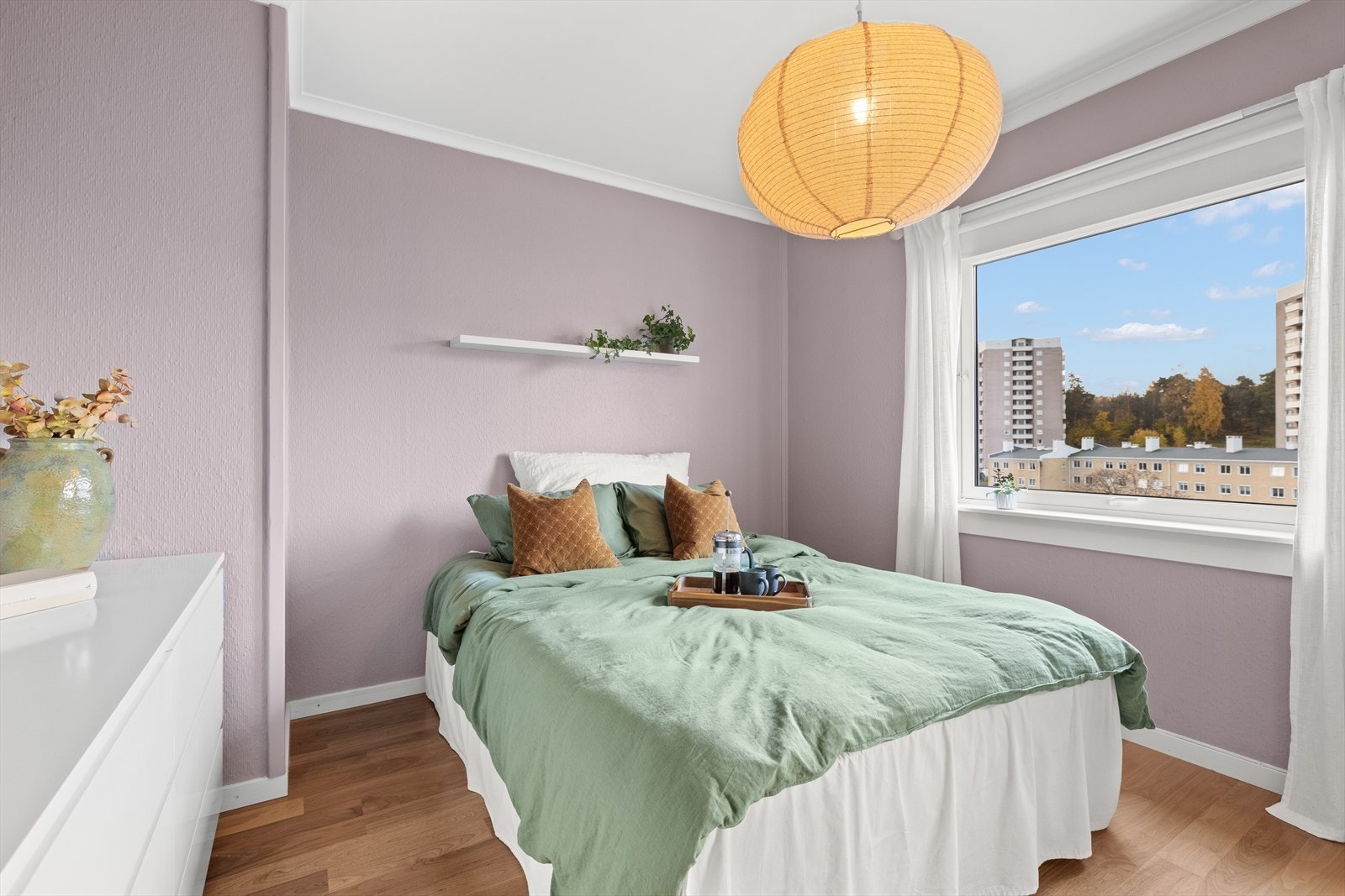 Hovedsoverommet | Her er det god plass til en stor dobbeltseng med tilhørende nattbord Galleribilde