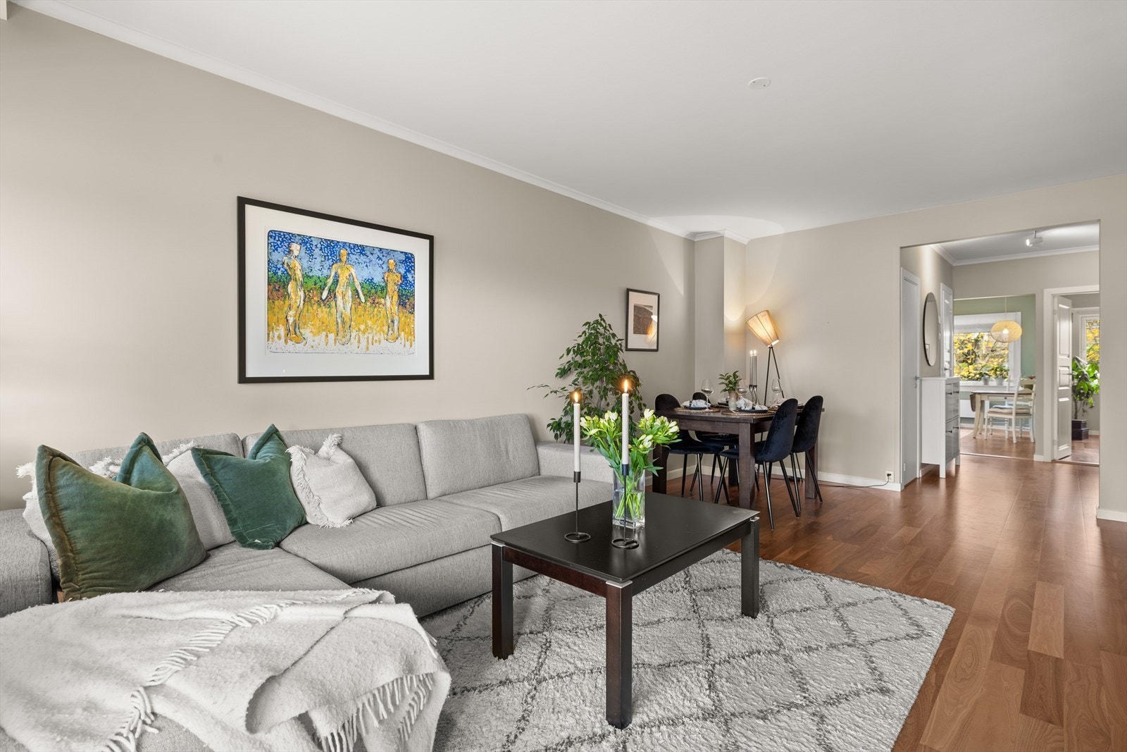 Leiligheten har en lys og luftig stue med gode møbleringsmuligheter Galleribilde