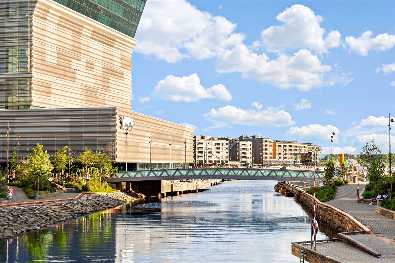 Kort reisevei til Oslo Sentrum/Jernbanetorget hvor mulighetene er mange med et rikt utvalg av rekreasjonsområder, servicetilbud m.m. Galleribilde