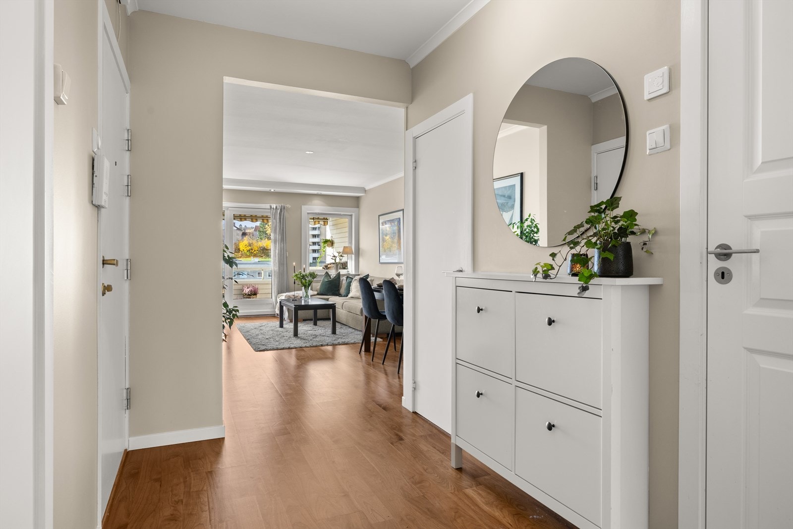 Entrè med mulighet for oppbevaring av sko og yttertøy. Leiligheten disponerer også to boder på totalt 7 kvm Galleribilde