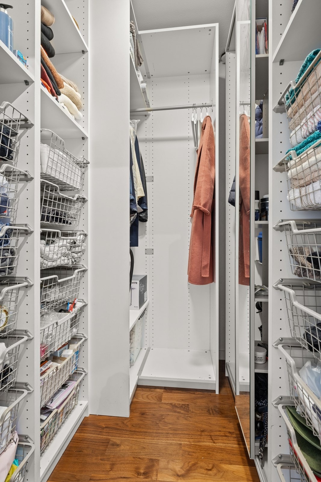 Fra entrè er det direkte adkomst til kott med rikelig av lagringsplass Galleribilde