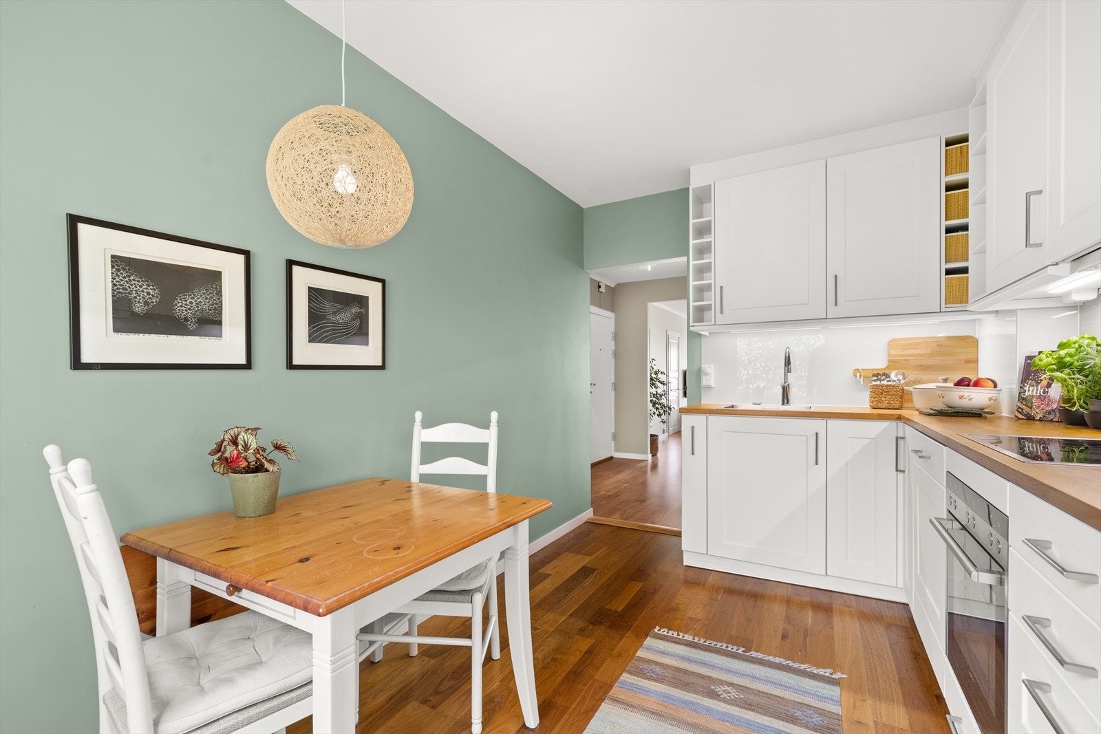 Det er rikelig med oppbevaringsplass i skuffer og skap Galleribilde